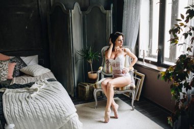 Beyaz iç çamaşırı, seksi poz giyen güzel kadın