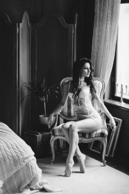 Beyaz iç çamaşırı, seksi poz giyen güzel kadın