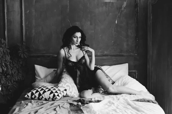 Hermosa mujer vistiendo lencería negra, pose sexy — Foto de Stock