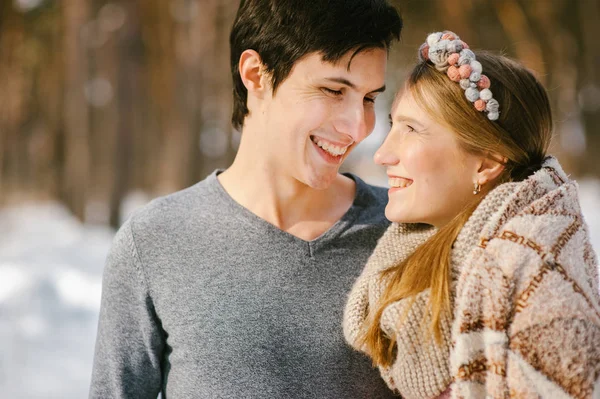На відкритому повітрі щаслива пара закохалася в холодну зимову погоду. Молодий хлопець і дівчина розважаються на відкритому повітрі — стокове фото
