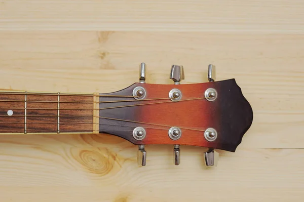 Guitare acoustique sur fond de bureau en bois — Photo
