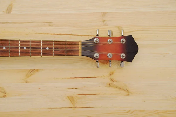 Акустична гітара на фоні дерев'яного столу — стокове фото