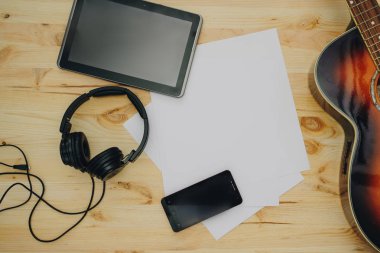 Ofis Resepsiyon arka plan, el dokunmatik Tablet Pc ile akustik gitar, sahne proje fikirleri kavramı kayıt kulaklık yazılı. cep telefonları, kopya alanı ile yukarıdan görünüm