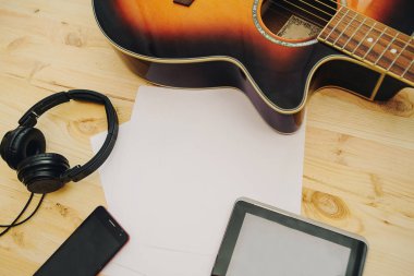 Ofis Resepsiyon arka plan, el dokunmatik Tablet Pc ile akustik gitar, sahne proje fikirleri kavramı kayıt kulaklık yazılı. cep telefonları, kopya alanı ile yukarıdan görünüm