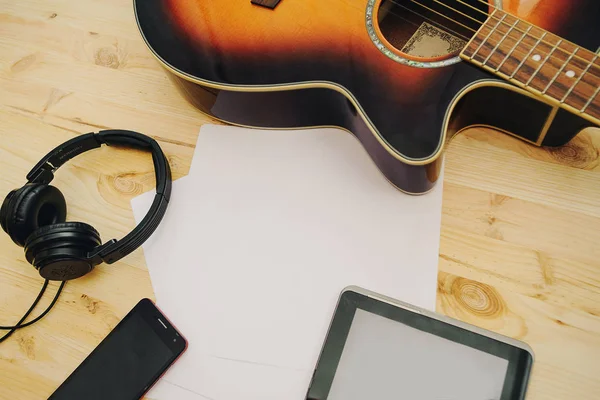 Ofis Resepsiyon arka plan, el dokunmatik Tablet Pc ile akustik gitar, sahne proje fikirleri kavramı kayıt kulaklık yazılı. cep telefonları, kopya alanı ile yukarıdan görünüm