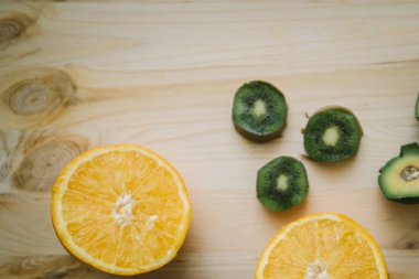 Taze kivi, avokado, turuncu masanın üzerinde. Sağlıklı beslenme.