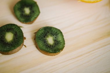 Taze kivi masanın üzerinde. Sağlıklı beslenme.