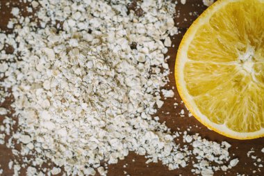 Taze turuncu masanın üzerinde. Sağlıklı beslenme.