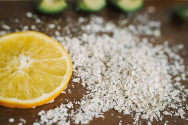 Taze avokado, turuncu masanın üzerinde. Sağlıklı beslenme.