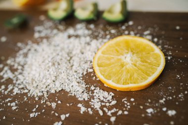 Taze avokado, turuncu masanın üzerinde. Sağlıklı beslenme.