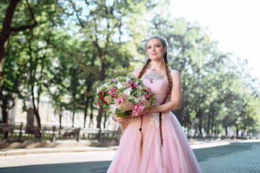 Düğün Çiçek gelin, elleri ile renkli buket düğün gününde tutan kadın