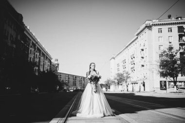 Düğün Çiçek gelin, elleri ile renkli buket düğün gününde tutan kadın