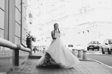 Düğün Çiçek gelin, elleri ile renkli buket düğün gününde tutan kadın