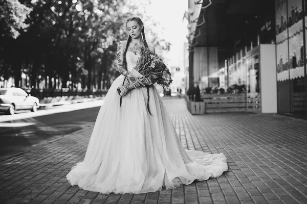 Hochzeit Blumen Braut, Frau hält bunten Strauß mit ihren Händen am Hochzeitstag — Stockfoto