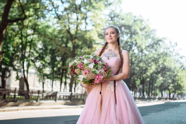 Hochzeit Blumen Braut, Frau hält bunten Strauß mit ihren Händen am Hochzeitstag — Stockfoto