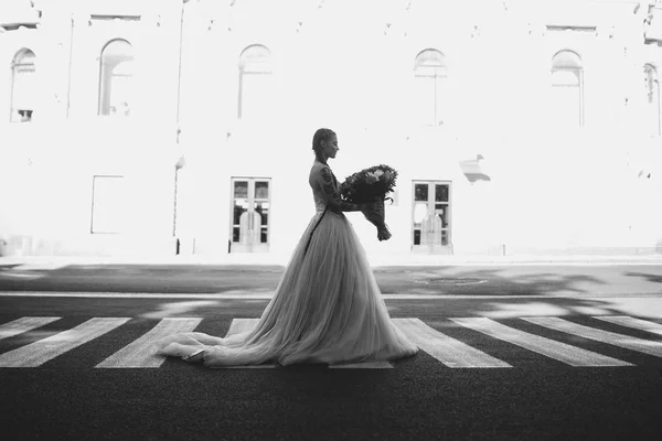 Hochzeit Blumen Braut, Frau hält bunten Strauß mit ihren Händen am Hochzeitstag — Stockfoto