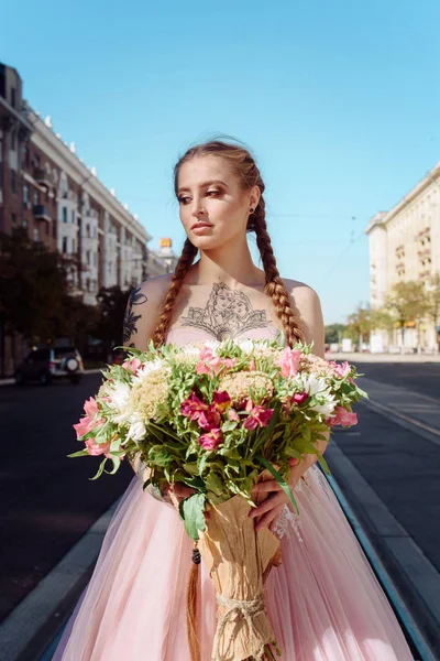 Hochzeit Blumen Braut, Frau hält bunten Strauß mit ihren Händen am Hochzeitstag — Stockfoto