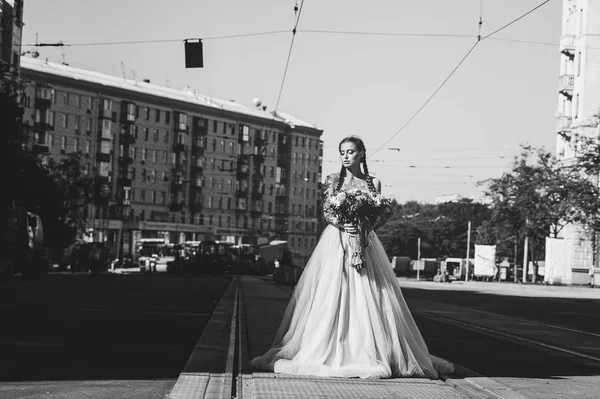 Hochzeit Blumen Braut, Frau hält bunten Strauß mit ihren Händen am Hochzeitstag — Stockfoto