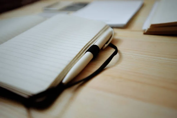 Set di cancelleria in bianco su sfondo legno antico: biglietti da visita, libretto, quaderno, blocco note e penna. Stile vintage — Foto Stock