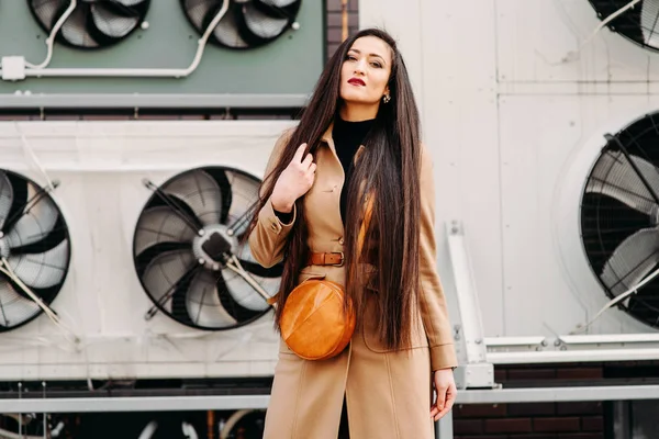 Utcai divat fogalmát: séta a városban, a gyönyörű fiatal nő. — Stock Fotó