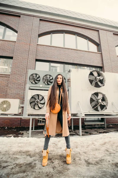 스트리트 패션 컨셉: 도시에서 걷는 젊은 아름 다운 여자. — 스톡 사진