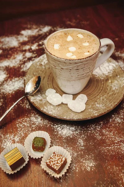 Copa de cacao caliente con malvaviscos, galletas en un escritorio con azúcar en polvo para las vacaciones de Navidad . — Foto de Stock
