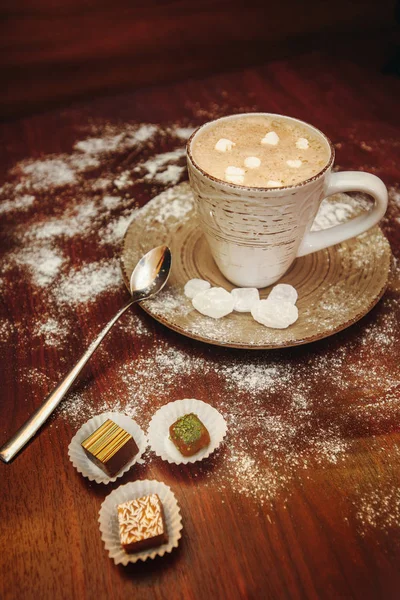 Copa de cacao caliente con malvaviscos, galletas en un escritorio con azúcar en polvo para las vacaciones de Navidad . — Foto de Stock