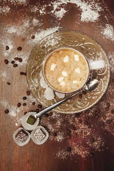 Copa de cacao caliente con malvaviscos, galletas en un escritorio con azúcar en polvo para las vacaciones de Navidad . — Foto de Stock