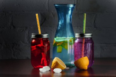 Şişe limon ile limonata vintage dalgalı ahşap masa üzerinde - natürmort buz