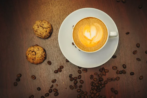 Taza de café para ir en la mesa de madera con arte latte. Café callejero. Vista superior . — Foto de Stock