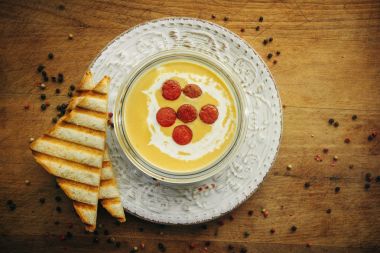 kabın içinde kesilmiş soslu kremalı çorba