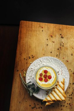 kabın içinde kesilmiş soslu kremalı çorba