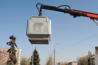 Çöp kutusu. Çöplük alan. Vinç yükleme için. Ekoloji. Atık yönetimi.
