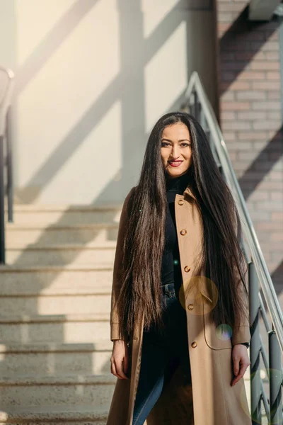 Moda kavramı: tam vücut büyük pencere yakınındaki genç kız portresi. Tonda ve filtre uygulanmış fotoğraf.