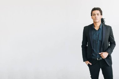 Mutlu genç işadamı siyah Suite