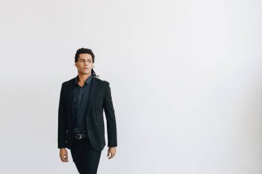 Mutlu genç işadamı siyah Suite