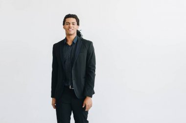 Mutlu genç işadamı siyah Suite