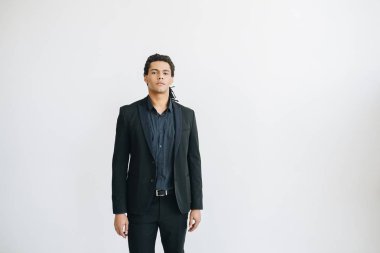 Mutlu genç işadamı siyah Suite