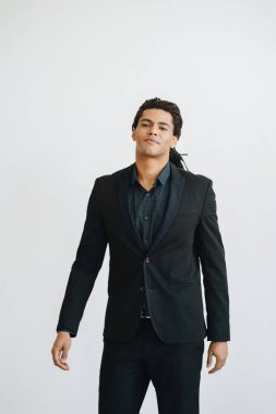 Mutlu genç işadamı siyah Suite