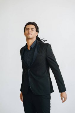 Mutlu genç işadamı siyah Suite