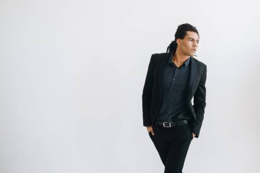 Mutlu genç işadamı siyah Suite