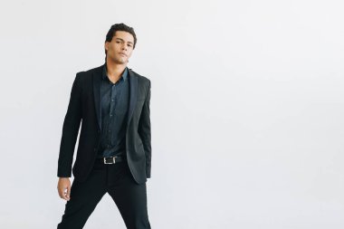 Mutlu genç işadamı siyah Suite