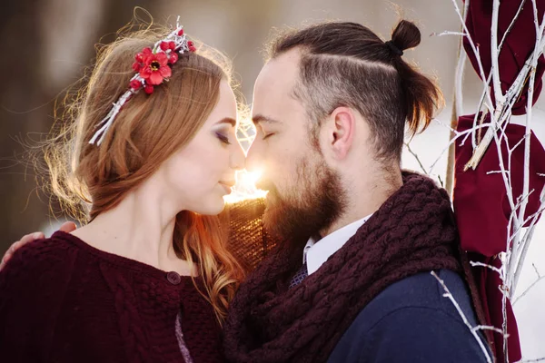 Elegante bela noiva casal jovem e noivo — Fotografia de Stock