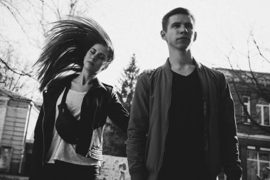 Genç çift güneşli bir günde iyi eğlenceler. Güzel esmer kız ve adam açık. Şefkat ve sevgi kavramı