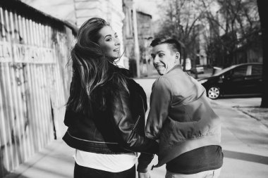 Genç çift güneşli bir günde iyi eğlenceler. Güzel esmer kız ve adam açık. Şefkat ve sevgi kavramı