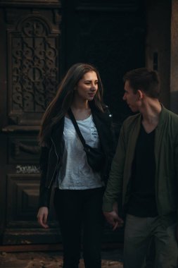 Genç çift güneşli bir günde iyi eğlenceler. Güzel esmer kız ve adam açık. Şefkat ve sevgi kavramı