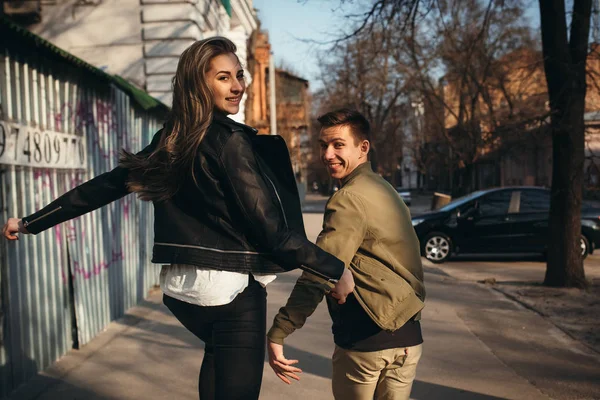 Casal se diverte e ri. Beijo. Jovem casal hipster abraçando uns aos outros na cidade . — Fotografia de Stock