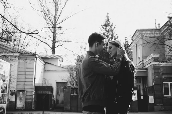 Casal se diverte e ri. Beijo. Jovem casal hipster abraçando uns aos outros na cidade . — Fotografia de Stock