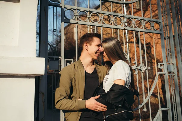 Casal jovem se divertir em dia ensolarado. Menina morena bonita e cara ao ar livre. O conceito de ternura e afeto — Fotografia de Stock