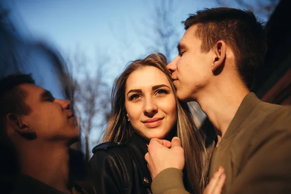 Sann kärlek känslor av glada söta par njuta av tiden tillsammans utomhus i city. Härliga glada stunder, ha kul, leende i kärlek på bakgrunden av staden. — Stockfoto